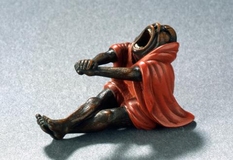 Netsuke Daruma qui s'étire en baillant