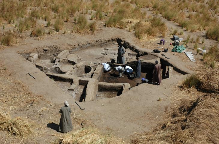 Zicht op de opgravingen en het nederzettingsterrein van Elkab